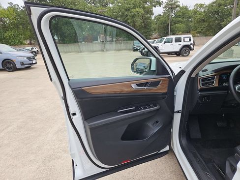 Used 2025 Volkswagen Atlas SE FWD image 11