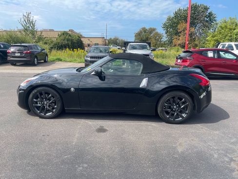 Used 2017 Nissan 370Z Touring RWD image 4