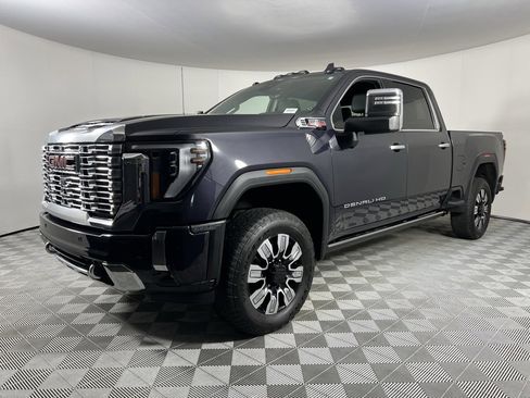 Used 2024 GMC Sierra 3500 Denali w/ Technology Package image 3