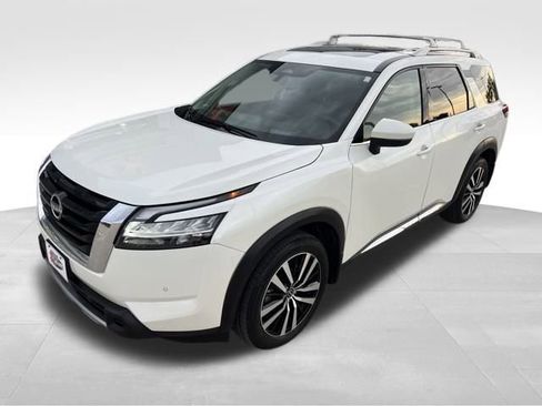Used 2024 Nissan Pathfinder Platinum image 2