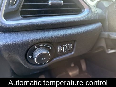 Used 2021 Chrysler Pacifica Touring w/ Uconnect Theater Family Group image 11