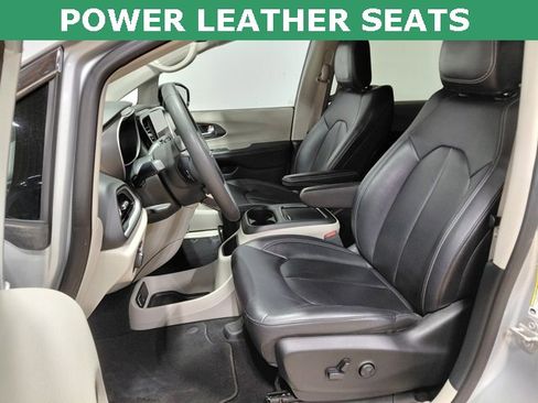 Used 2024 Chrysler Pacifica Touring-L image 3