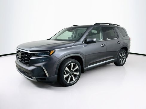 Used 2023 Honda Pilot Touring image 3