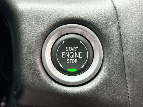 Used 2024 GMC Yukon XL SLT w/ SLT Luxury Package image 9