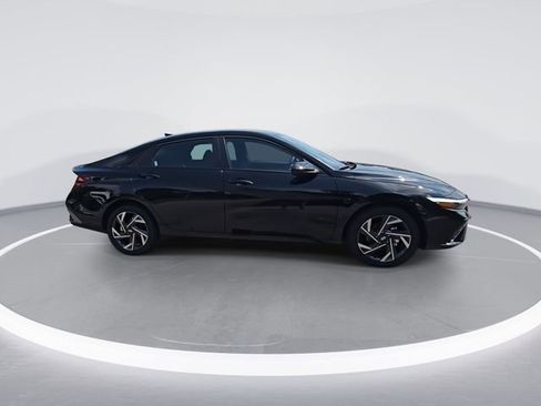 New 2025 Hyundai Elantra SEL image 9