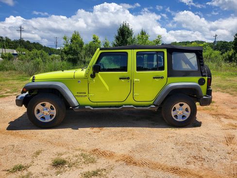 Used 2016 Jeep Wrangler Unlimited Sport w/ Connectivity Group AWD/4WD image 6