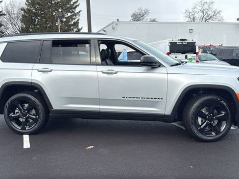 New 2026 Jeep Grand Cherokee L Limited w/ Limited Altitude Package AWD/4WD image 2