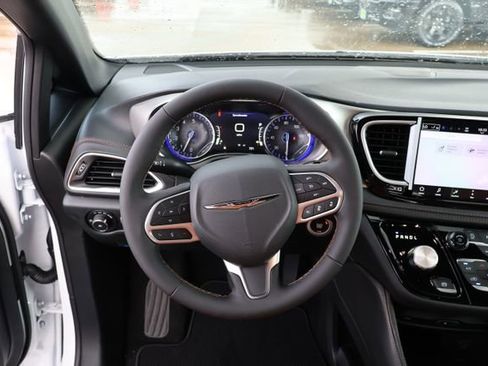 New 2026 Chrysler Pacifica Pinnacle image 14