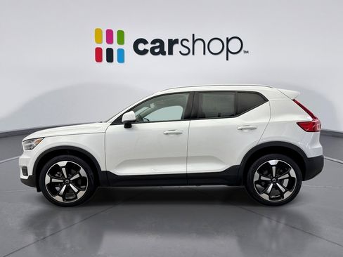 Used 2022 Volvo XC40 T5 Momentum image 2