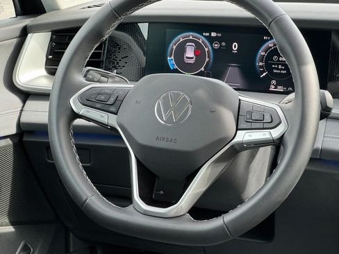 Used 2025 Volkswagen Tiguan SE AWD/4WD image 12