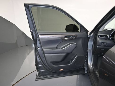 Used 2023 Toyota Highlander Platinum FWD image 10