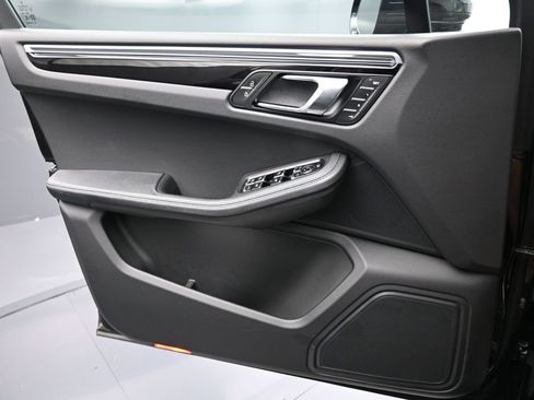 Certified 2025 Porsche Macan image 21