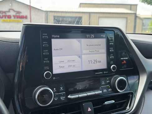 Used 2022 Toyota Highlander LE FWD image 28
