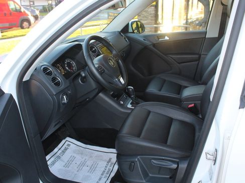 Used 2017 Volkswagen Tiguan S image 9