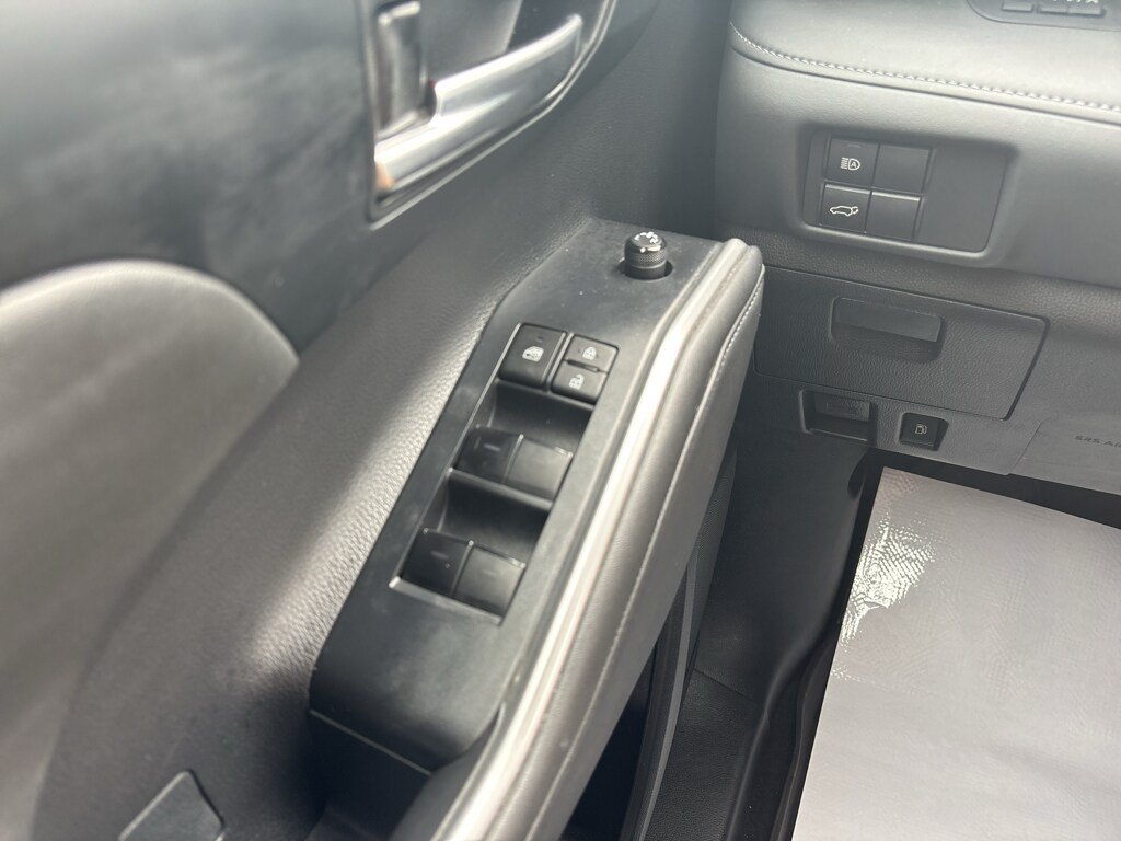 Used 2022 Toyota Highlander XLE AWD/4WD image 16