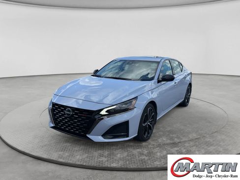 Used 2025 Nissan Altima 2.5 SR w/ SR Premium Package FWD image 1