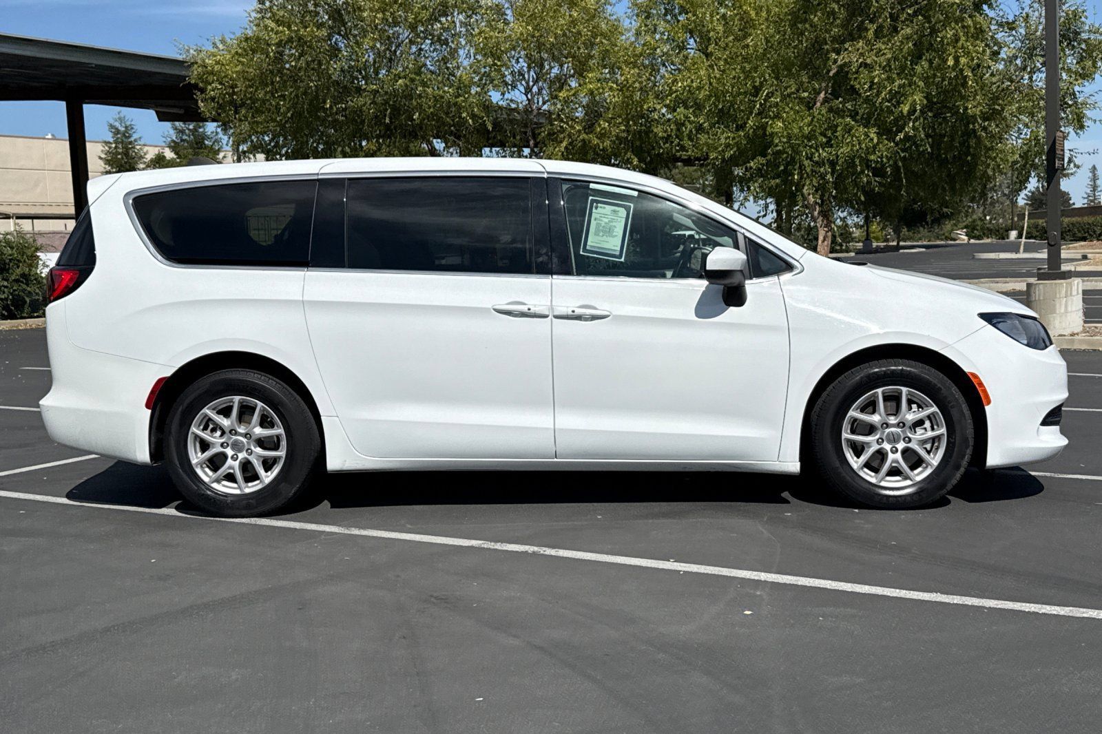 Used 2022 Chrysler Voyager LX FWD image 10
