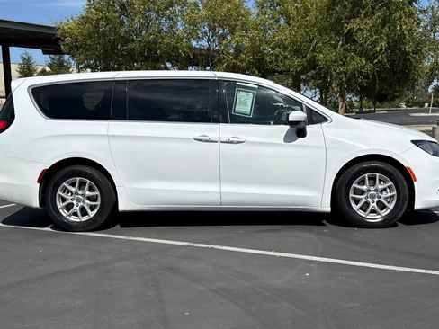 Used 2022 Chrysler Voyager LX FWD image 10