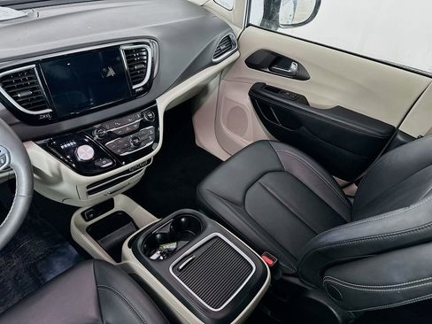 Certified 2024 Chrysler Pacifica Touring-L image 33