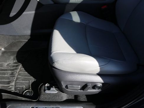 Used 2021 Toyota Venza XLE image 12