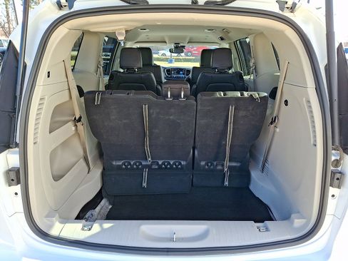 Used 2024 Chrysler Pacifica Touring-L image 32