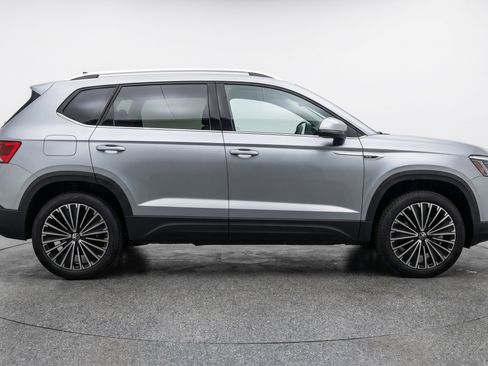 Used 2025 Volkswagen Taos SE FWD image 11