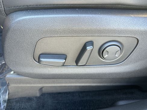 Used 2024 Kia Carnival EX FWD image 14