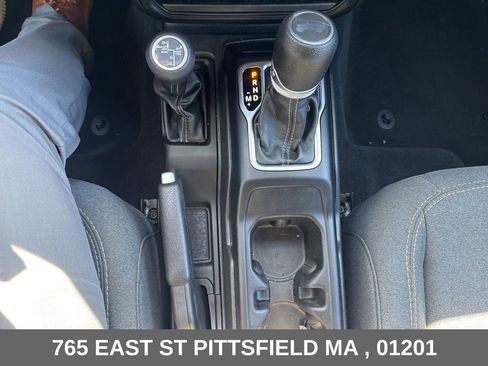 Used 2024 Jeep Wrangler Unlimited w/ Convenience Group AWD/4WD image 19