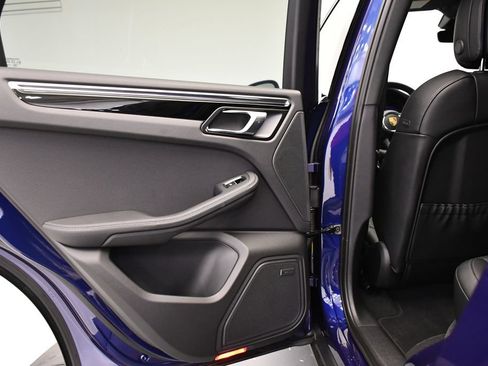 Certified 2025 Porsche Macan image 40