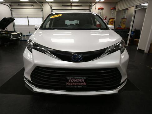 Used 2024 Toyota Sienna XLE FWD image 2