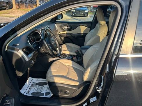 Used 2017 Jeep Cherokee Limited image 16