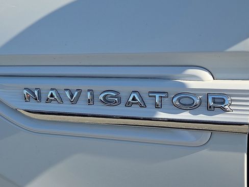 Certified 2024 Lincoln Navigator L Reserve image 9