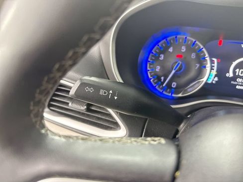 Used 2024 Chrysler Pacifica Touring-L FWD image 15