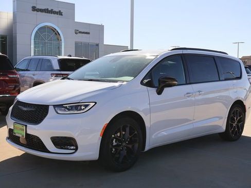 New 2026 Chrysler Pacifica Select image 3