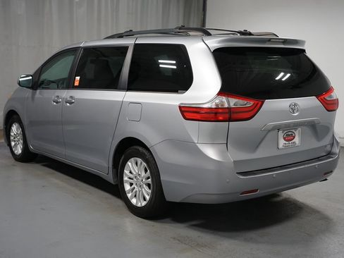 Used 2017 Toyota Sienna XLE image 6