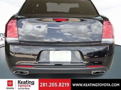 Used 2023 Chrysler 300 Touring L RWD image 4