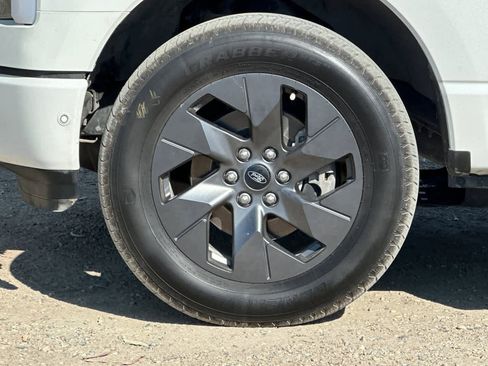 Used 2022 Ford F150 Lightning Lariat image 36