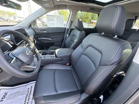 New 2026 Nissan Pathfinder SL image 3