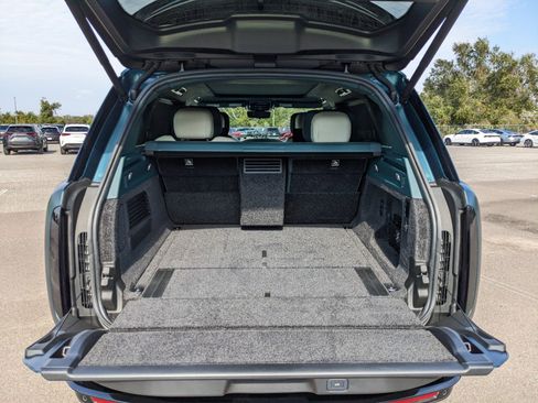 New 2025 Land Rover Range Rover SV image 10