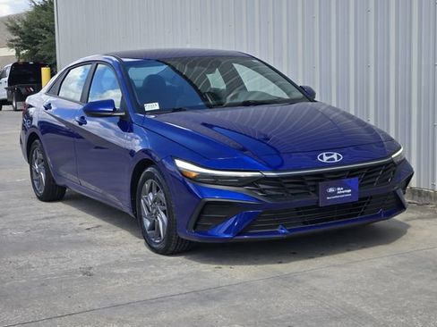 Used 2024 Hyundai Elantra SEL FWD image 3