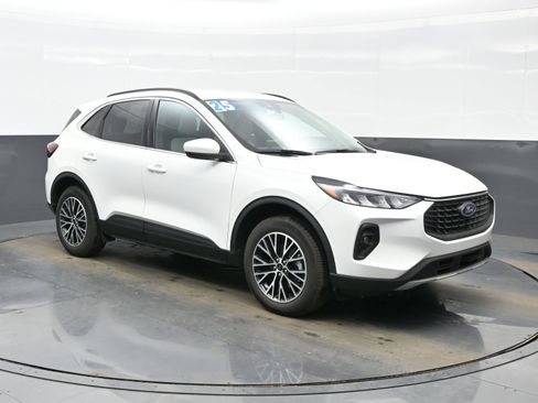 Used 2025 Ford Escape SE image 8