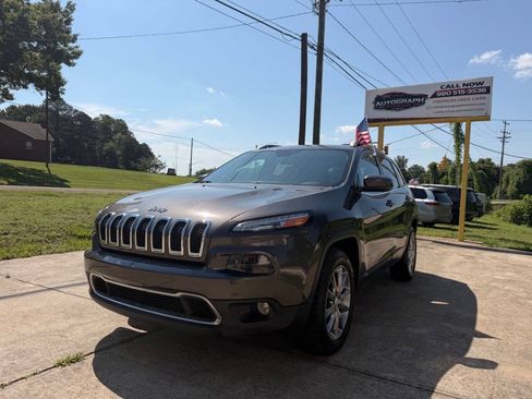 Used 2018 Jeep Cherokee Limited AWD/4WD image 2