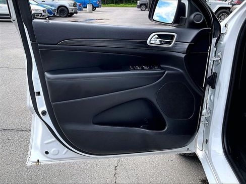 Used 2019 Jeep Grand Cherokee Altitude AWD/4WD image 9