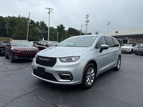 Used 2023 Chrysler Pacifica Touring-L AWD/4WD image 3