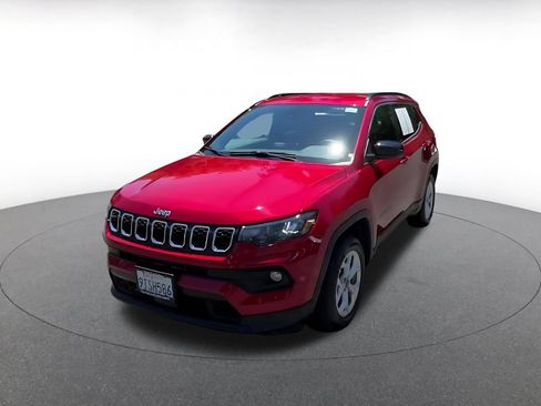 Used 2025 Jeep Compass Latitude AWD/4WD image 8