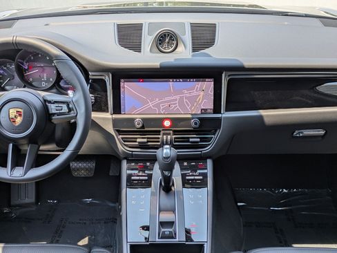 Certified 2025 Porsche Macan AWD/4WD image 20