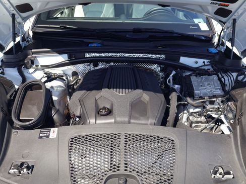 Certified 2025 Porsche Macan AWD/4WD image 26