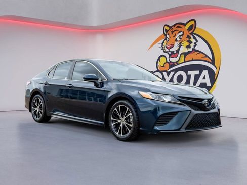 Used 2020 Toyota Camry SE image 3