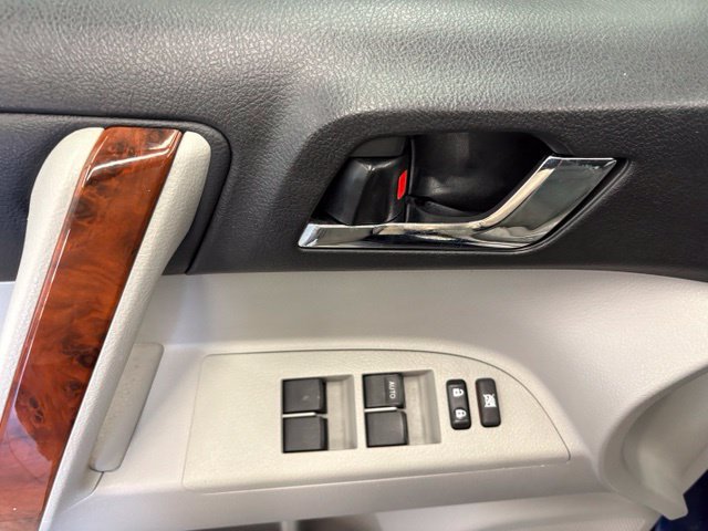 Used 2012 Toyota Highlander Limited w/ Tow Pkg FWD image 18
