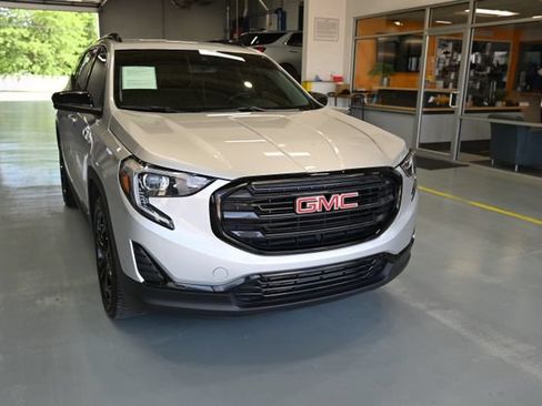Used 2021 GMC Terrain SLE w/ Driver Convenience Package FWD image 3